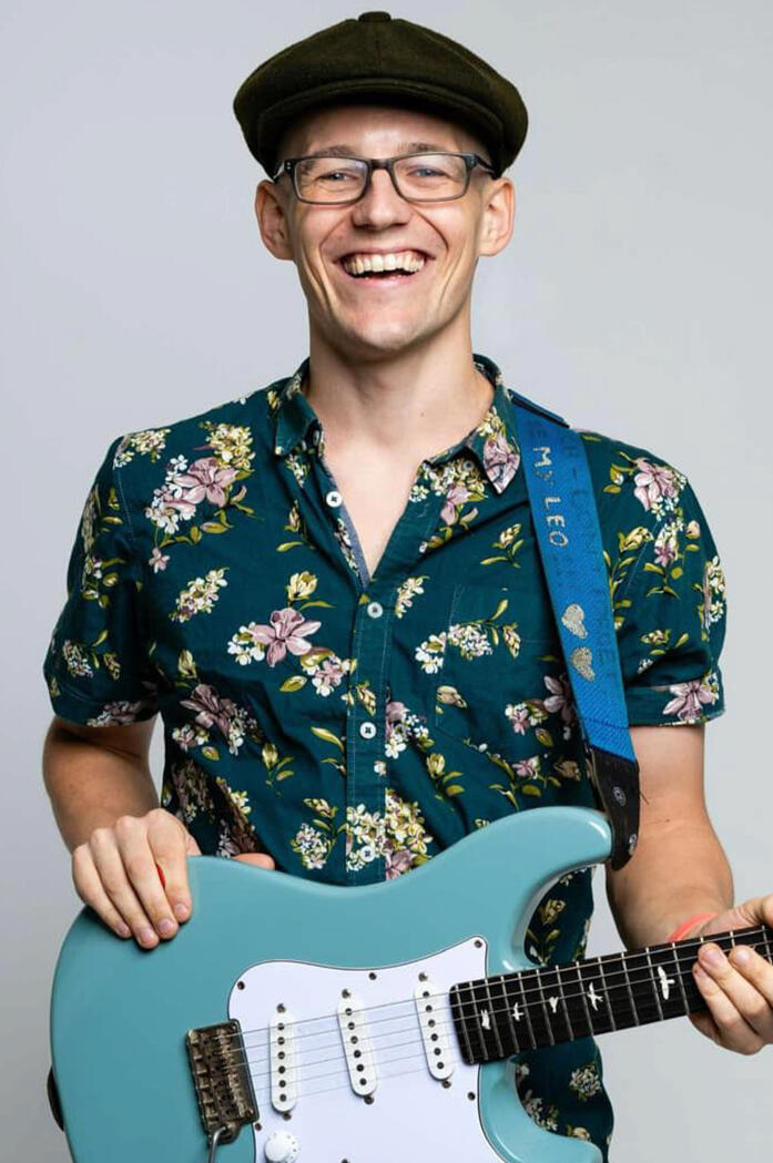 Leo - Björn from ABBA On Show tribute Kent Guitarist - Björn